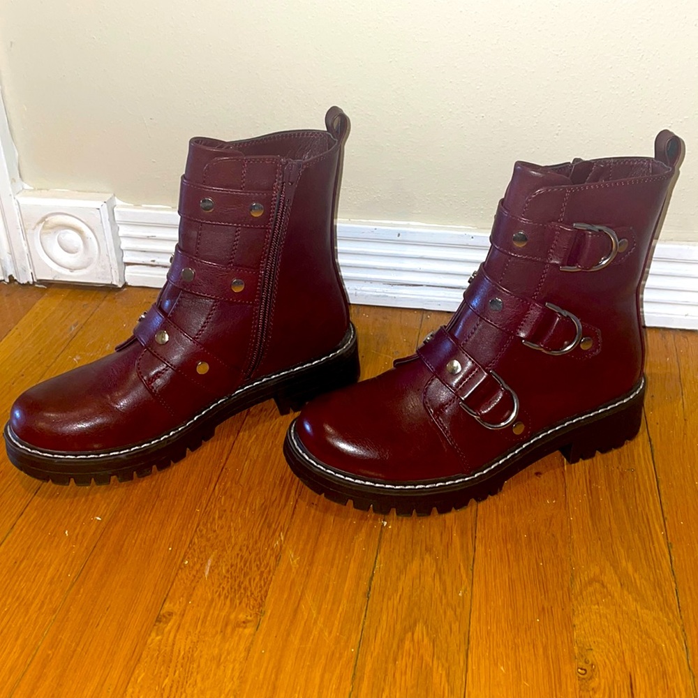 Size 6 Burgundy Leather man-made boots. Worn once. Comfortable and stylish.